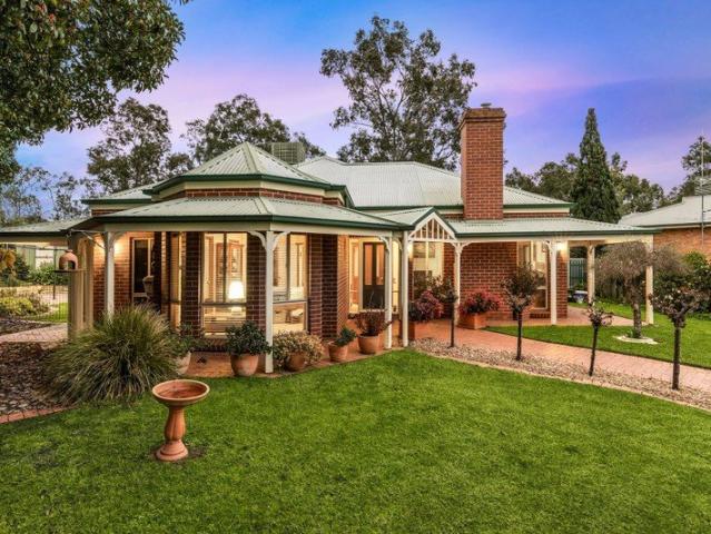 Golf Course Frontage!