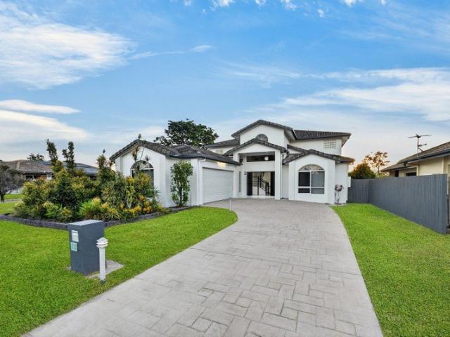 Golf Course Frontage, Five Bedrooms & Living on a Grand Scale On the Golf Course