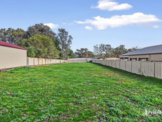 GOLF COURSE LIVING IN A BEAUTIFUL LEAFY SETTING