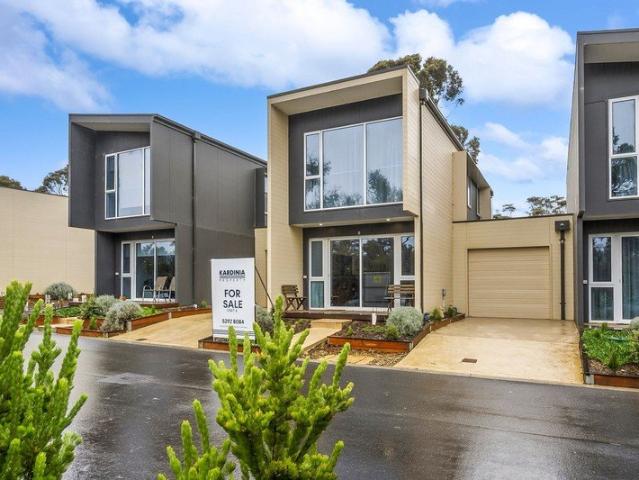 Golf Course Living in Beachside Town