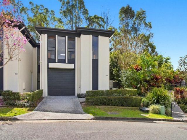Golf Course Living in the Heart of Robina