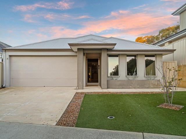 Golf course living with everyday convenience