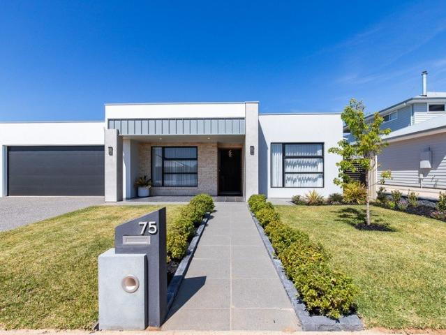 GOLF COURSE LIVING WITHOUT THE WAIT