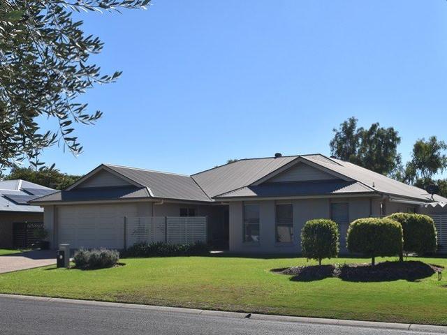 GOLF COURSE LOCATION SPACIOUS FAMILY LIVING WITH ALL THE BELLS AND WHISTLES