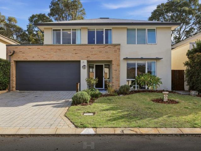 GOLF COURSE OUTLOOK & THREE SEPARATE LIVING ZONES