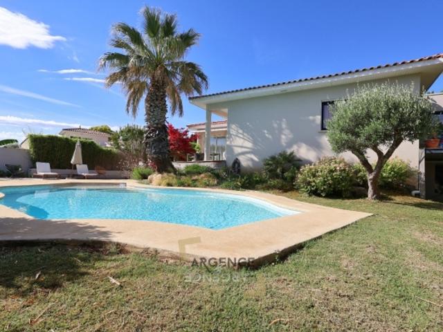 GOLF DE JUVIGNAC – SUPERBE MAISON DE PLAIN PIED EN PREMIERE LIGNE SUR LE GOLF