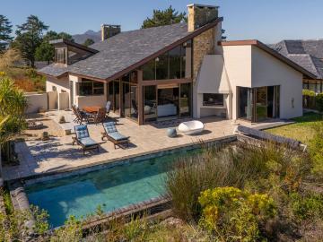 Golf estate house to rent in Arabella Country Estate