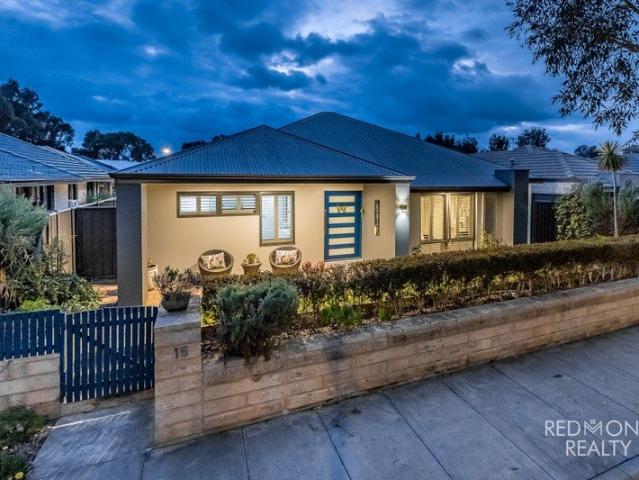 GOLF ESTATE LIVING OPPOSITE GREENSIDE PARK!