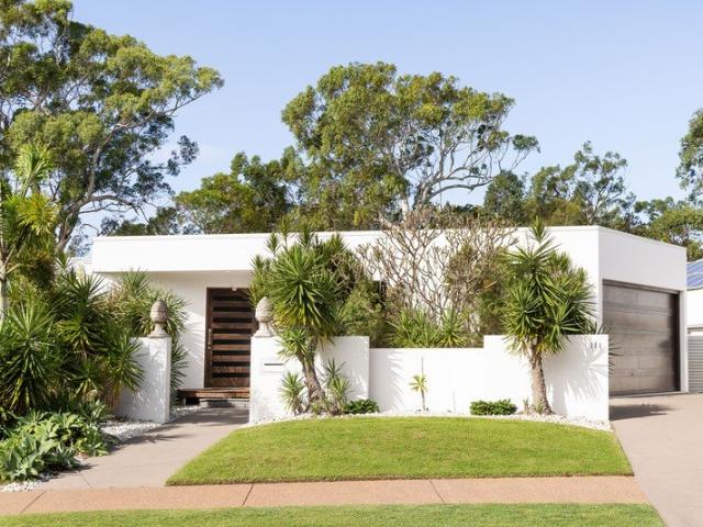 Golf Front Prestige with Poolside Resort Living
