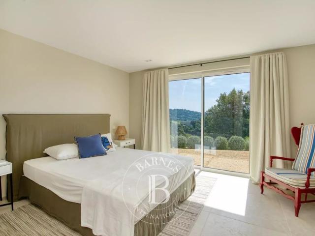GOLFE DE SAINT TROPEZ LA CROIX VALMER VILLA CONTEMPORAINE VUE MER