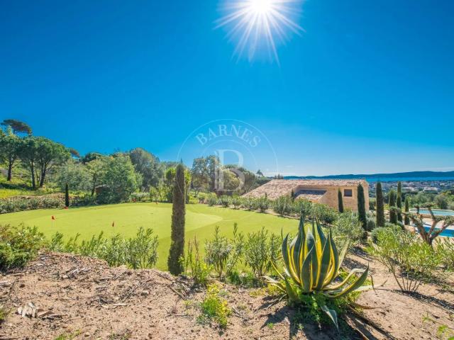 SAINTE MAXIME GOLFE DE SAINT TROPEZ PROPRIÉTÉ UNIQUE 2 PISCINES 4.8 HECTARES
