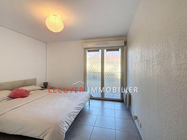 GOLFE JUAN CENTRE DANS RESIDENCE RECENTE 4 PIECES EN 1ER ETAGE