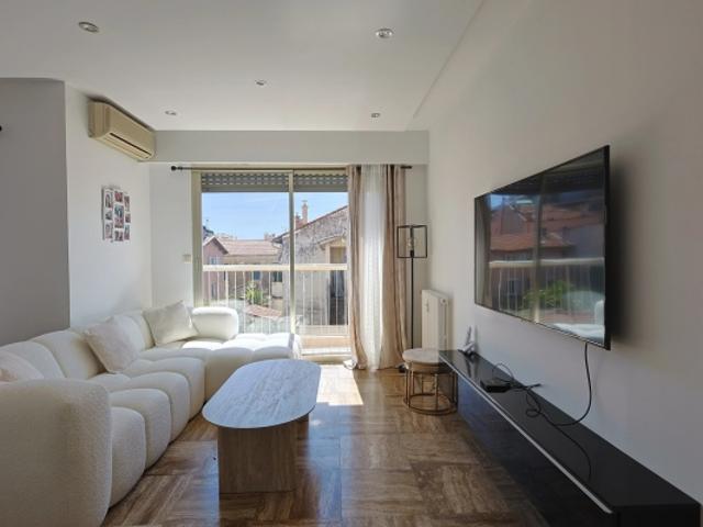 Golfe Juan — 2 pièces traversant 54 m², terrasse, plein sud et parking privatif