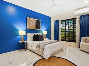 GOLFER'S HEAVEN! GOLF COURSE AT YOUR BACK DOOR!