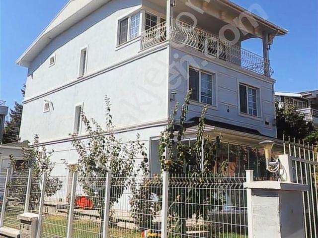Gölpark Sitesinde Güvenlikli Satılık Villa