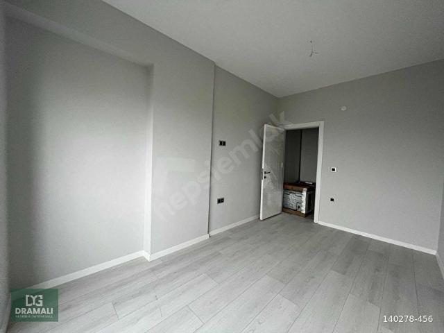 GÖRÜKLE DE SIFIR 2+1 EŞYALI DAİRE.