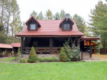 Urokliwy dom nad jeziorem Tyrkło z pomostem i ogrodem