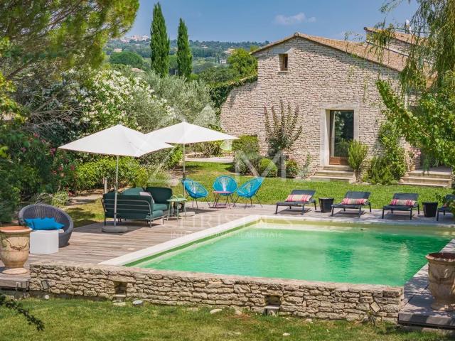Gordes Belle maison en pierre sur un terrain constructible. 200m² Gordes