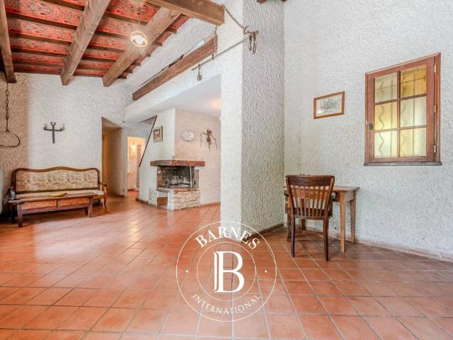 Gordes – Maison En Pierre À Rénover – 4 Chambres – Dépendanc. 139m² Gordes