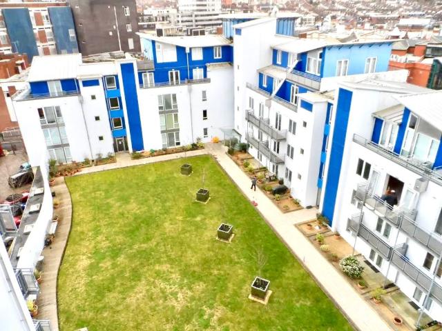 Gordon Gardens, Swindon SN1, 2 bed flat to rent, £1,195 pcm | PrimeLocation