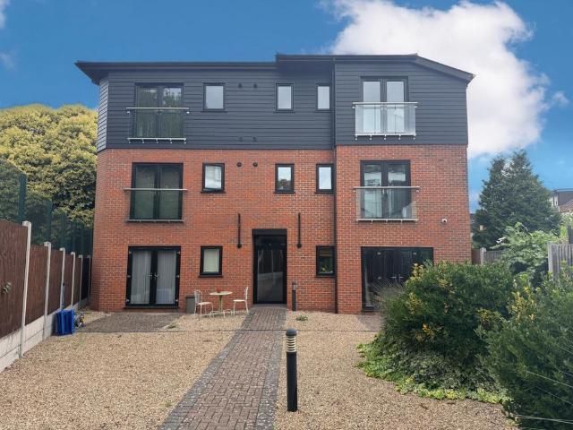 Gordon Heights, Gordon Road. 2 bed apartment to rent £2,150 pcm £496 pw