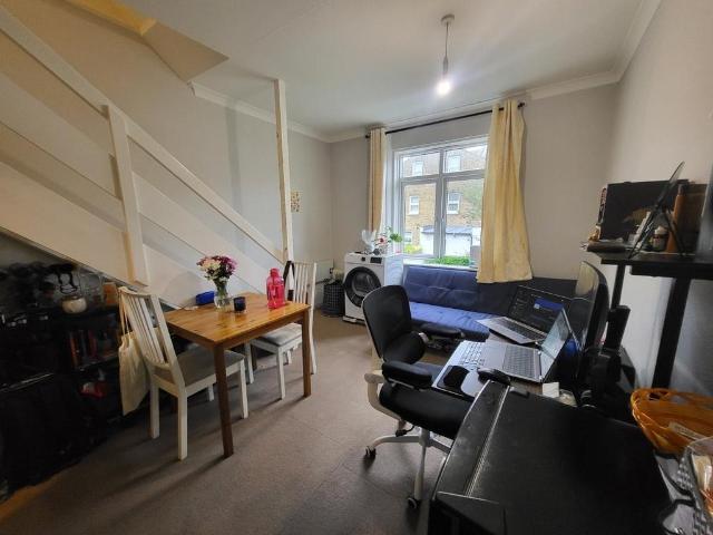 Gordon Road, West Ealing 1 bed flat to rent £1,475 pcm £340 pw
