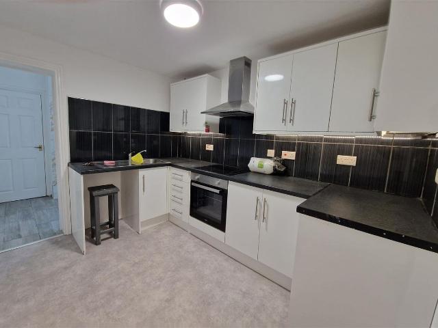 Gordon Road, Aldershot GU11, 2 bed flat to rent, £1,350 pcm | PrimeLocation