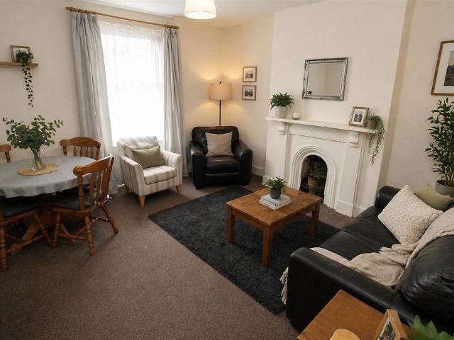 Gordon Road, Cardiff CF24 4 bed flat to rent £2,200 pcm £508 pw