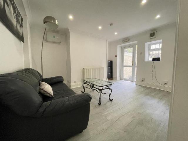 Gordon Road, Cardiff 1 bed apartment to rent £795 pcm £183 pw