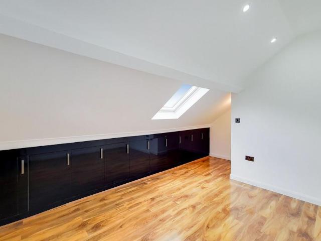 Gordon Road, Carshalton Beeches. 2 bed flat to rent £4,000 pcm £923 pw