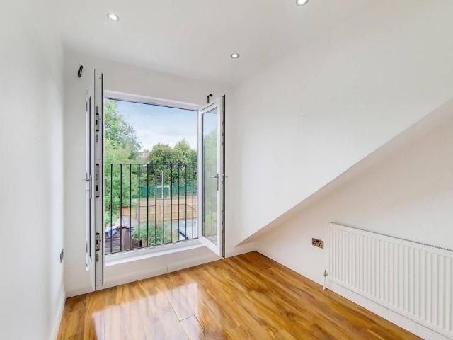 Gordon Road, Carshalton Beeches. 2 bed flat to rent £4,000 pcm £923 pw