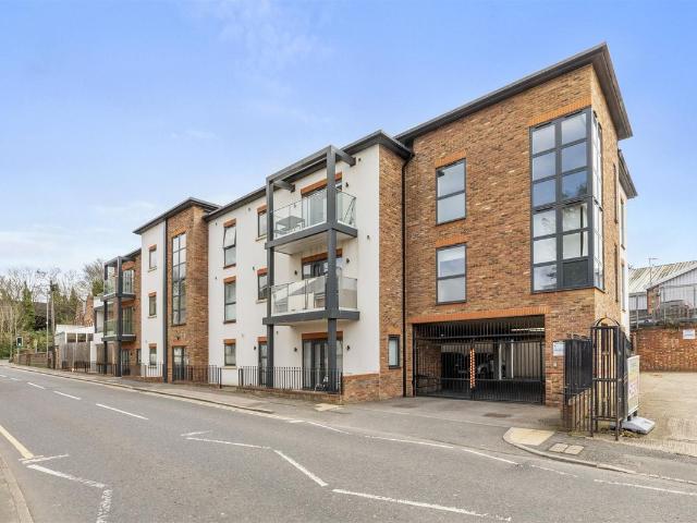Gordon Road, High Wycombe HP13, 2 bed flat to rent, £1,750 pcm | PrimeLocation