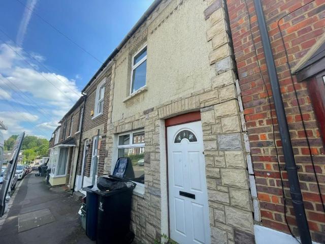 Gordon Road, Hp13 2 bed terraced house to rent £1,300 pcm £300 pw