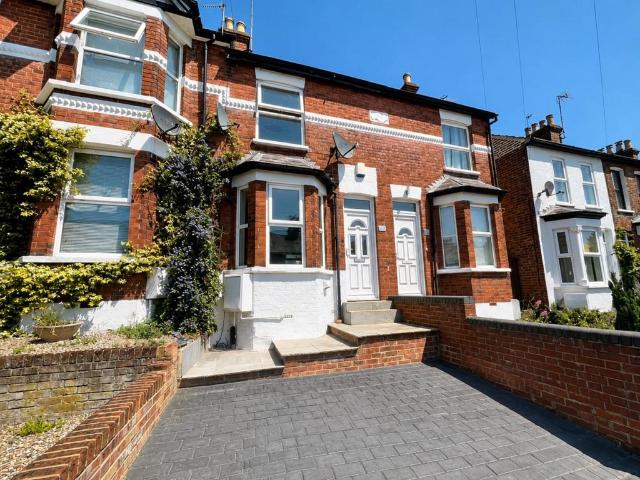 Gordon Road, Hp13 3 bed terraced house to rent £1,650 pcm £381 pw