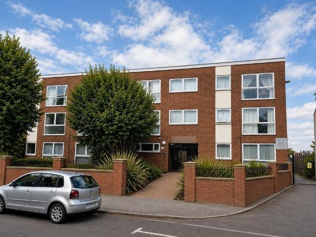 Gordon Road, London, E18 2 bed apartment to rent £1,895 pcm £437 pw