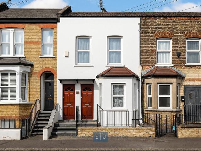 Gordon Road, London E18, 2 bed flat to rent, £1,850 pcm | PrimeLocation