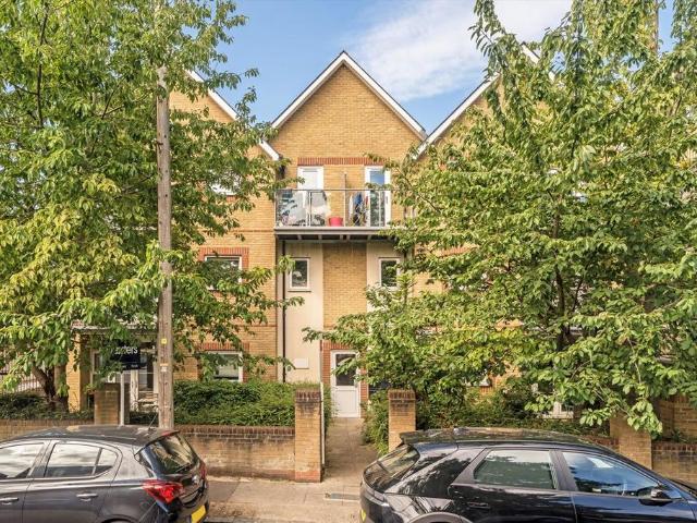 Gordon Road, London SE15 2 bed flat to rent £2,300 pcm £531 pw