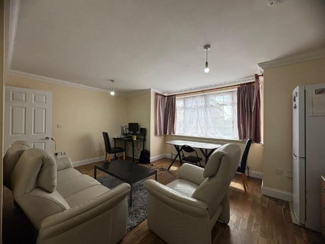 Gordon Road, London W13 2 bed flat to rent £1,950 pcm £450 pw