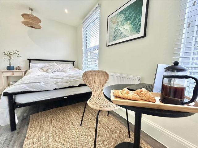 Gordon Road, Southend On Sea 1 bed in a house share to rent £825 pcm £190 pw
