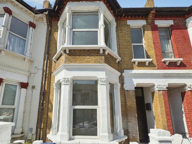 Gordon Road, Southend On Sea 4 bed terraced house to rent £1,800 pcm £415 pw