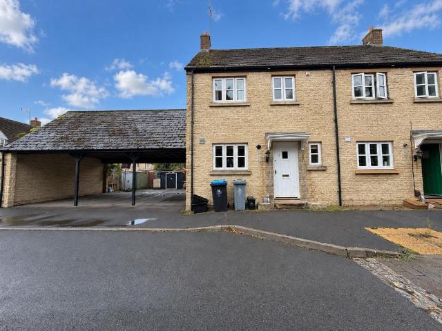 Gordon Way, Witney OX28 3 bed semi detached house to rent £1,550 pcm £358 pw