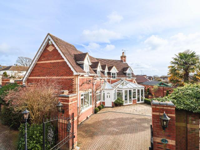 Gordons Walk, Harpenden AL5, 5 bed detached house to rent, £5,500 pcm | PrimeLocation