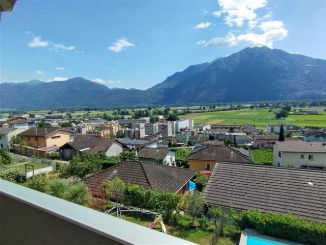 GORDOLA Wir verkaufen eine große Wohnung mit Schwimmbad