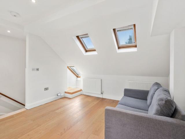 Gore Road, London SW20, 2 bed maisonette to rent, £2,150 pcm | PrimeLocation