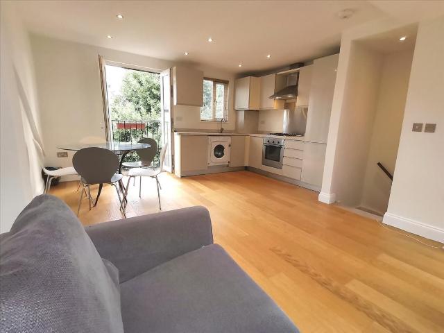 Gore Road, Raynes Park, London SW20, 2 bed flat to rent, £2,000 pcm | PrimeLocation