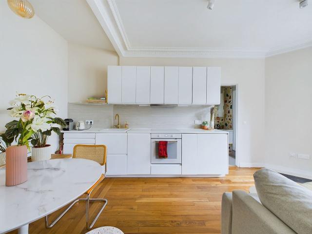 Gorgeous 43m2 one bedrom in great neighborhood Paris, Paris Amsterdam Apartments for Rent