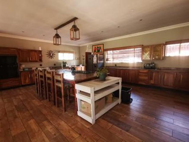 gorgeous 4 bedroom house with flatle.