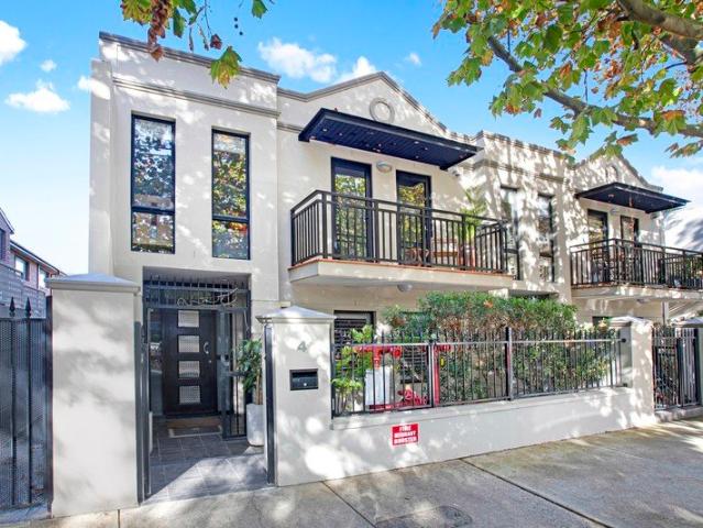 Gorgeous 4 Bedroom Townhouse In Coveted Location With Parking