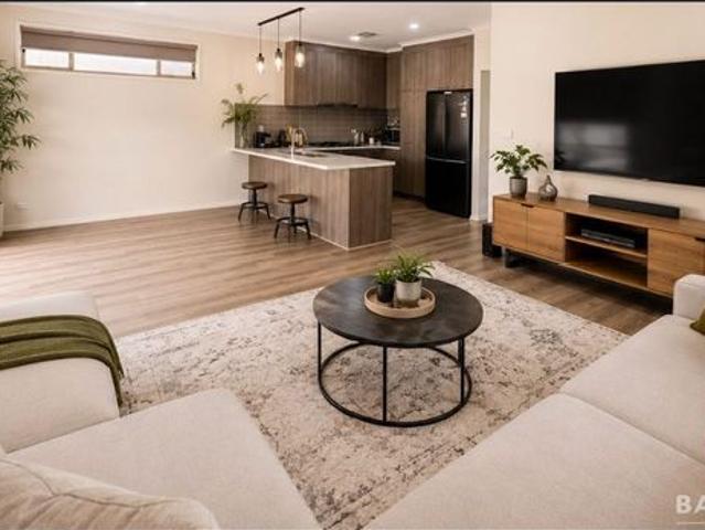 Gorgeous 4 Bedrooms Family Home! for Rent!