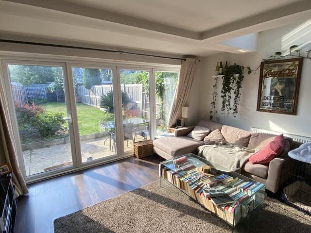 Gorgeous 2 bed, 2 bath flat, garden, parking